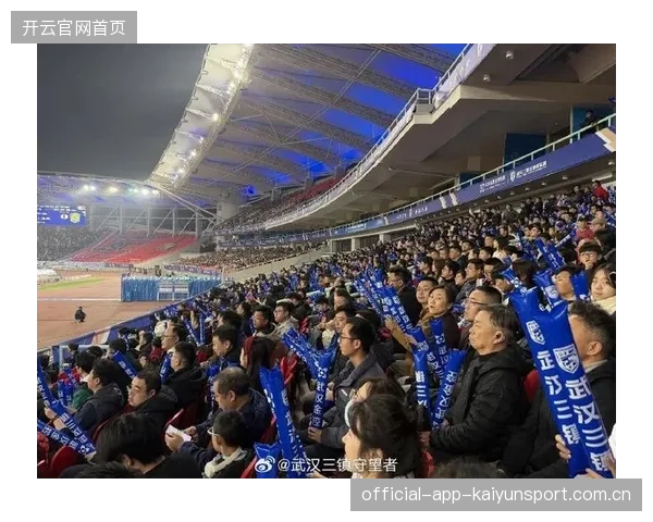 武汉三镇长传直塞穿透力强烈，险些形成一击必杀的赛场光线