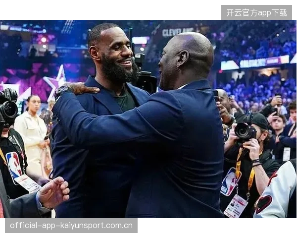 詹姆斯跟粉丝合照时突然扭腰，动作太搞怪，引爆全场欢笑